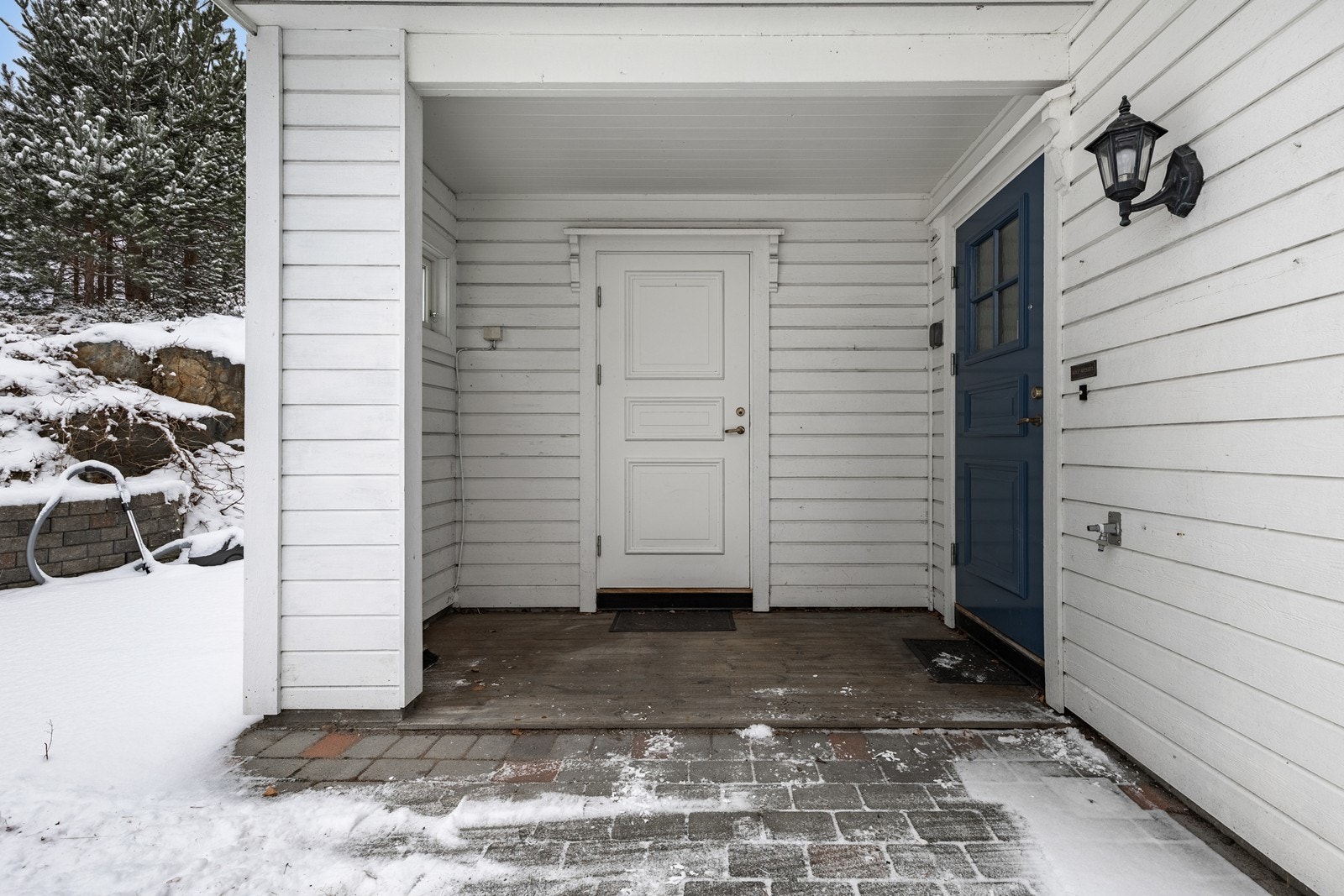 Utvendig bod ved inngangsparti Galleribilde