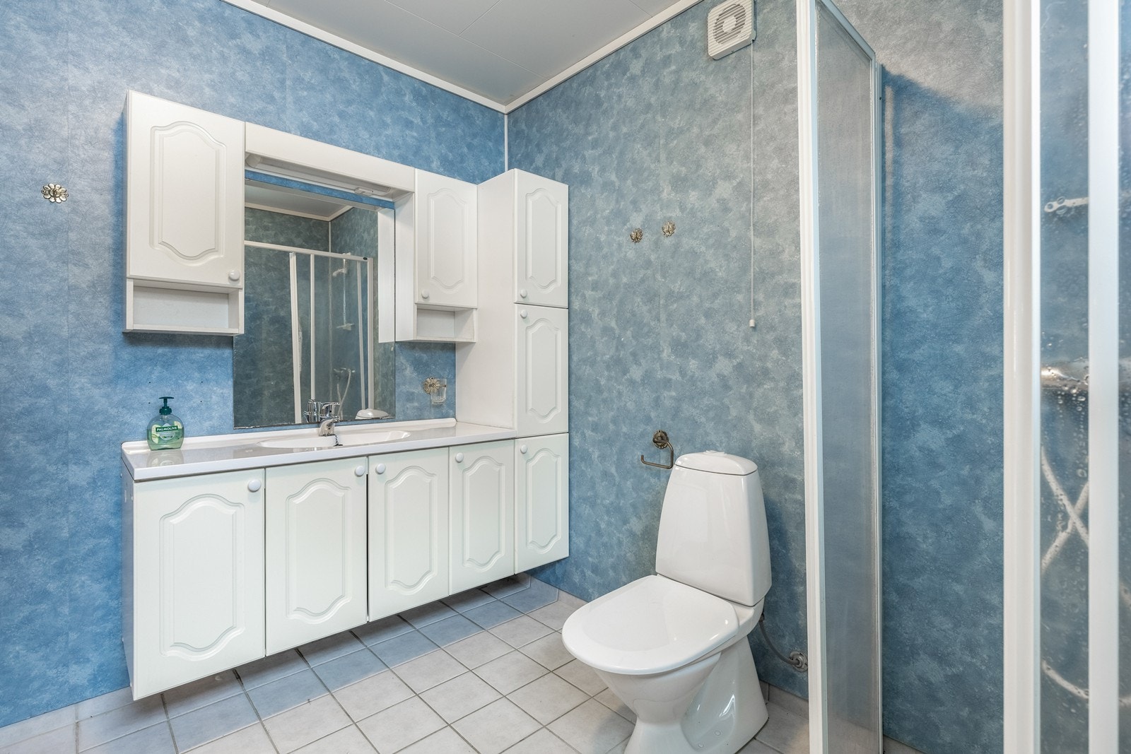 Bad med wc, vask og dusj. Opplegg for vaskemaskin på badet Galleribilde