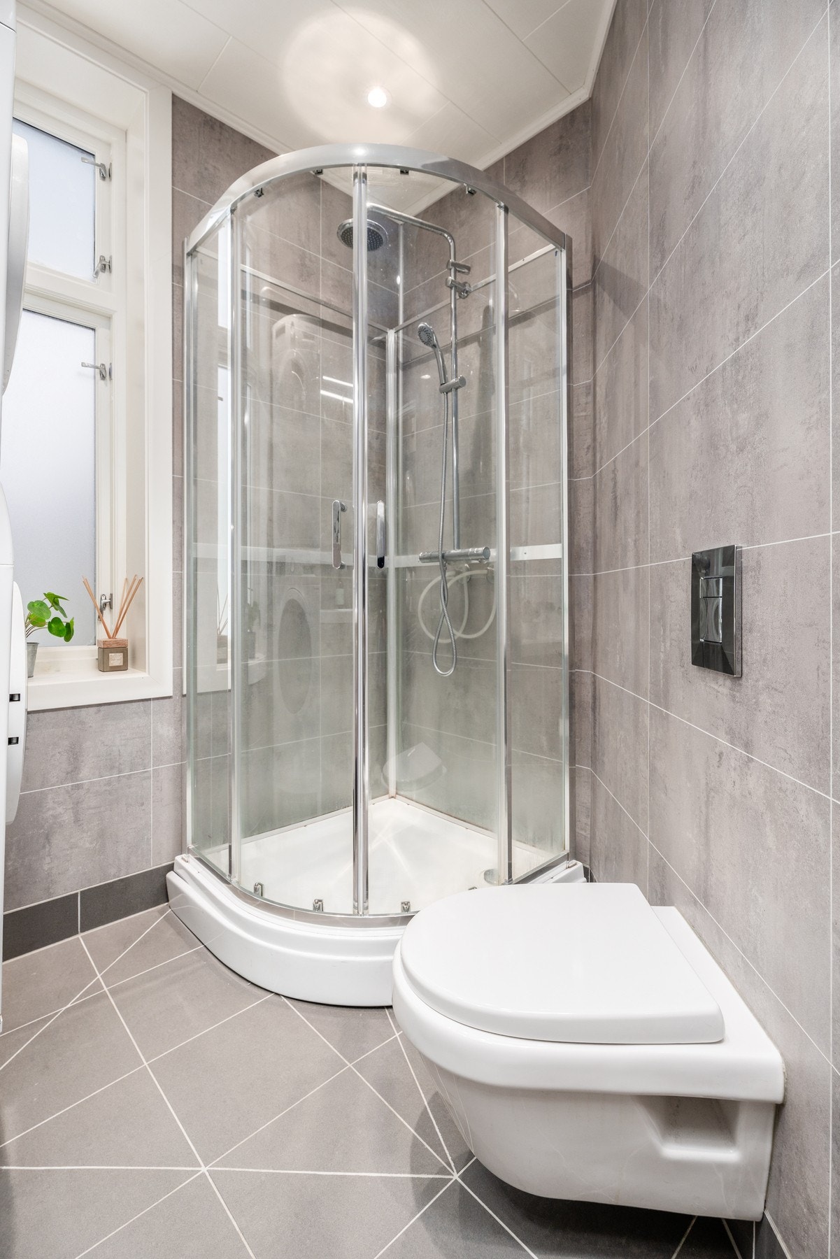 Rør-i-rør-system for vannrør. Badet er også utstyrt med opplegg for vaskemaskin. Galleribilde