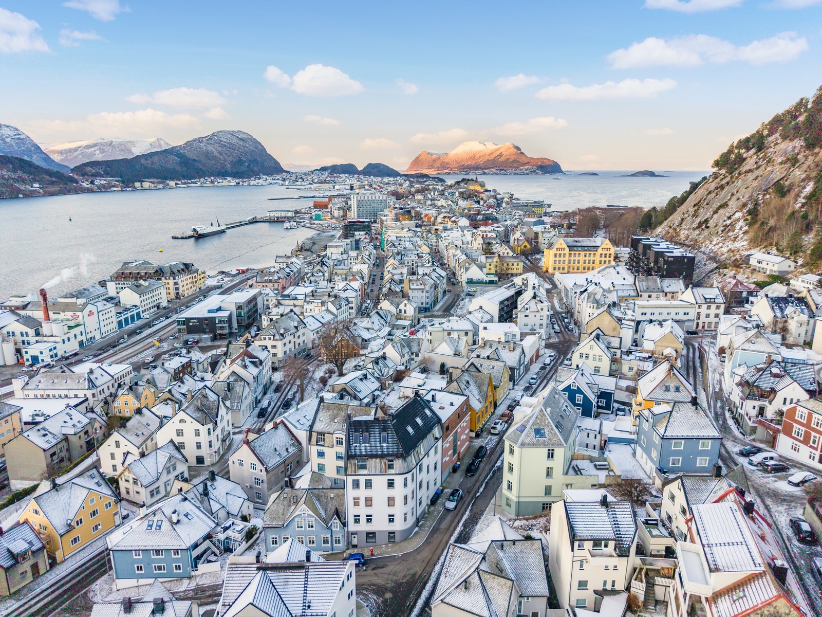 Like ved har man populære gåstier, bybadet, treningssenter og dagligvarebutikk. Galleribilde