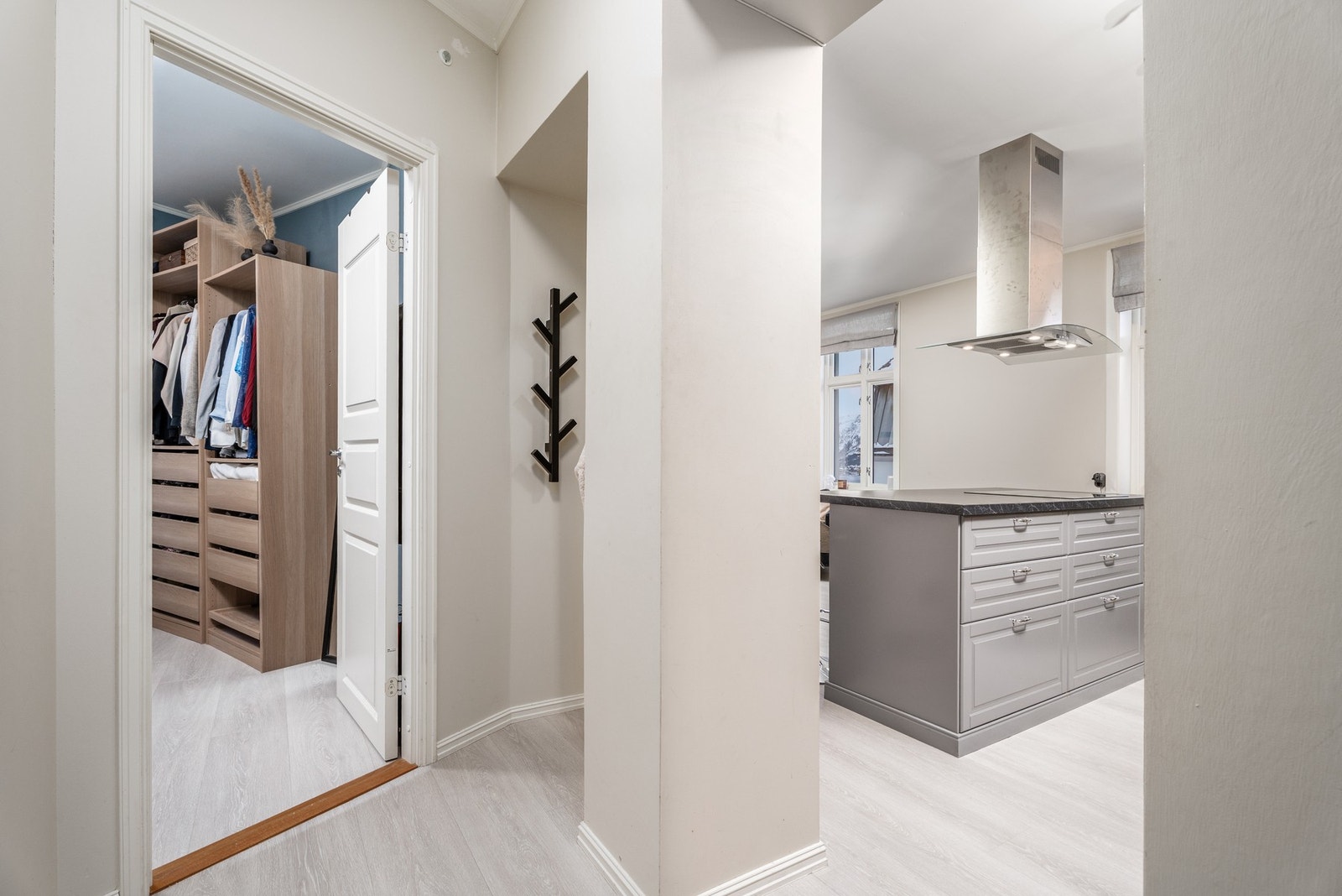 Gang med inngang til soverom og stue. Rett til venstre i bildet finner man inngangen til badet. Galleribilde