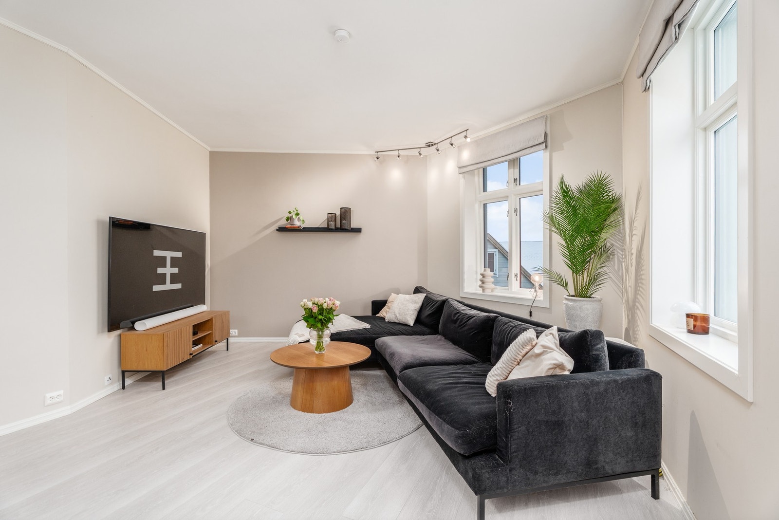 Romslig og luftig stue med åpen kjøkkenløsning. Galleribilde