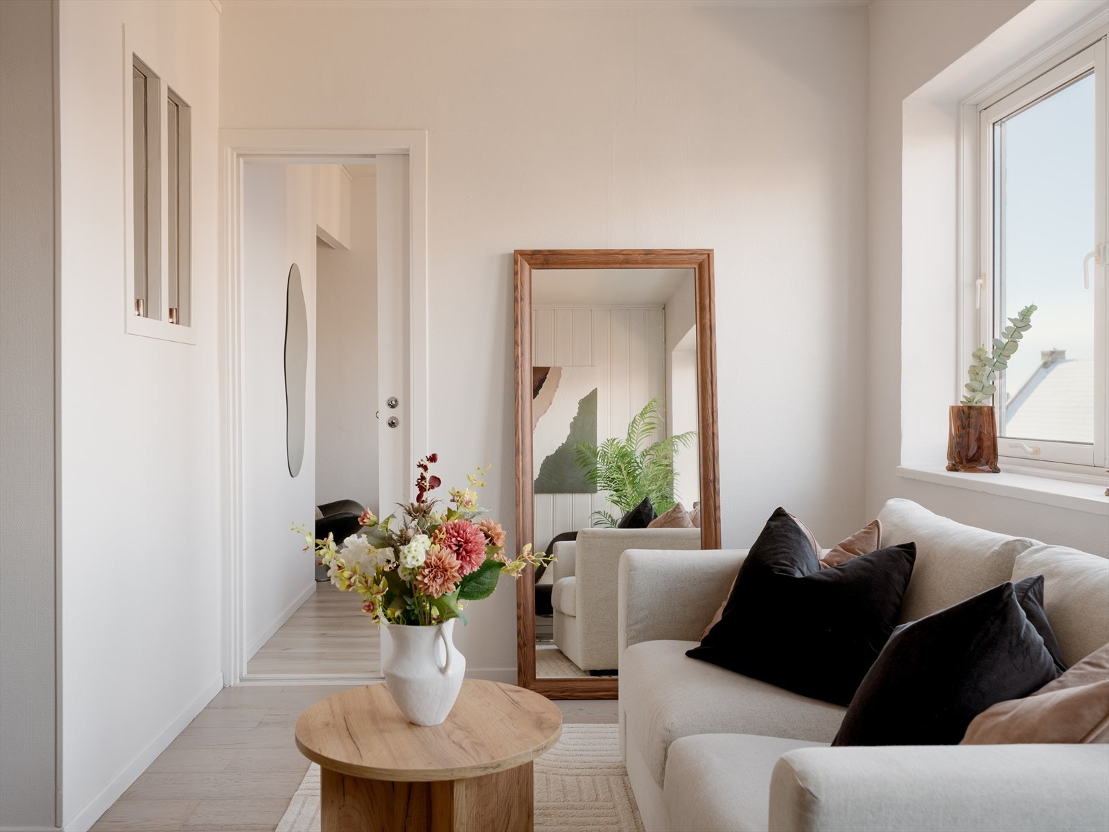 God planløsning gjør at stuen føles stor og åpen, til tross for effektiv arealbruk. Galleribilde