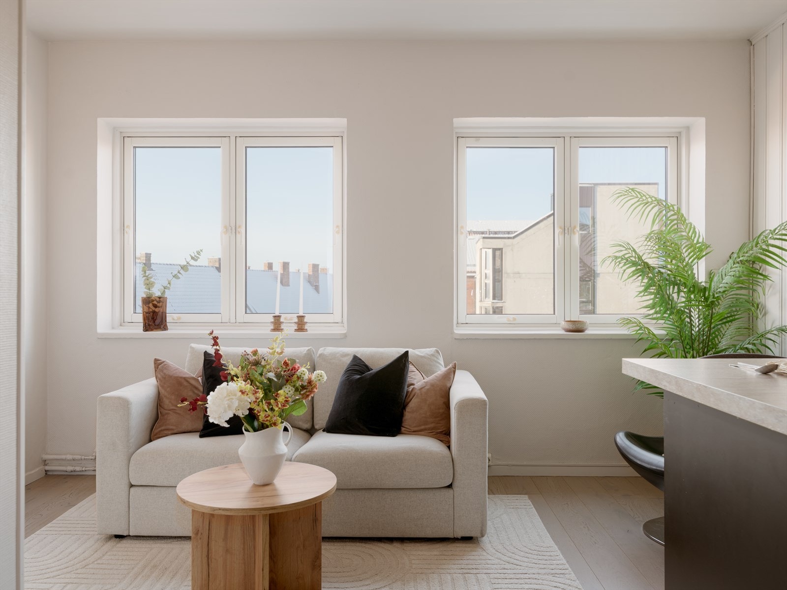 Trondheimsveien 141 er en innholdsrik og arealsmart 3-roms toppleilighet. Galleribilde