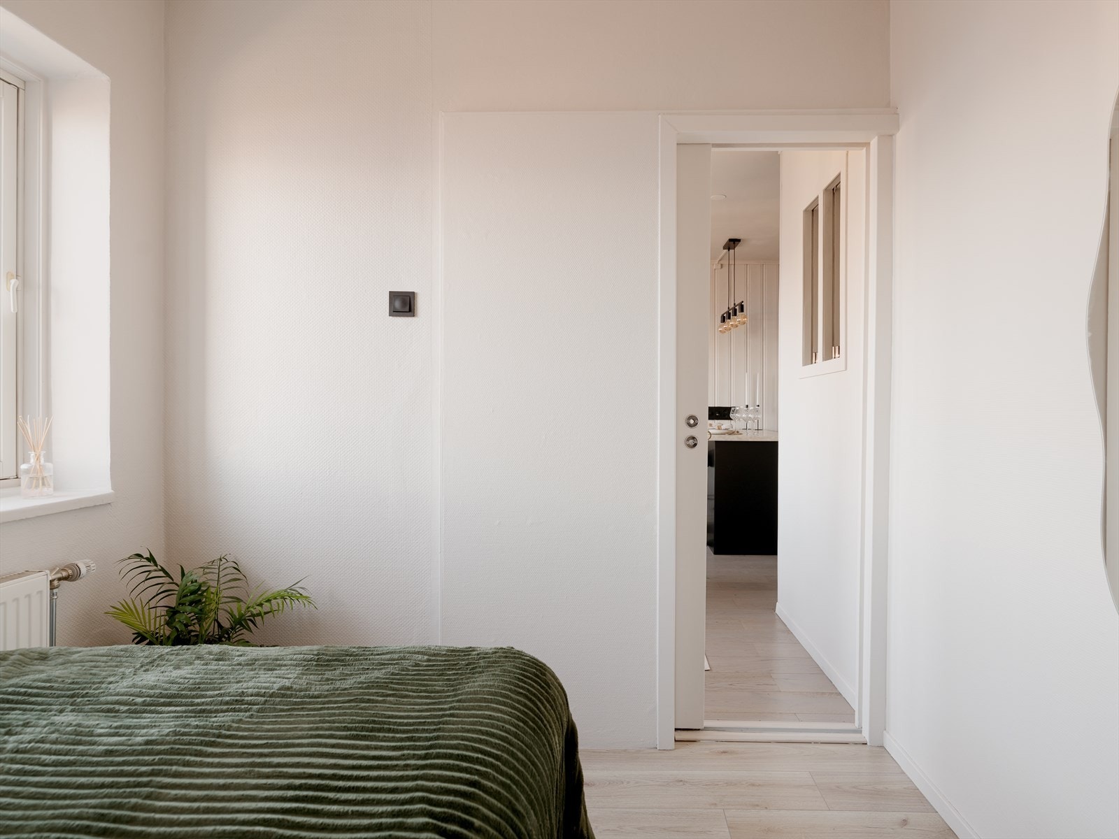 Felleskostnadene inkluderer fyring, noe som gjør det rimelig å holde leiligheten varm året rundt. Galleribilde