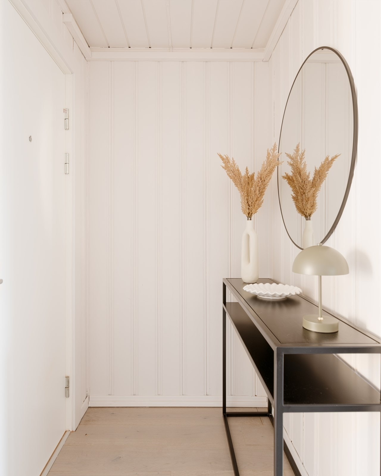 I entréen er det rom for både praktiske løsninger og en pen innredning. Galleribilde