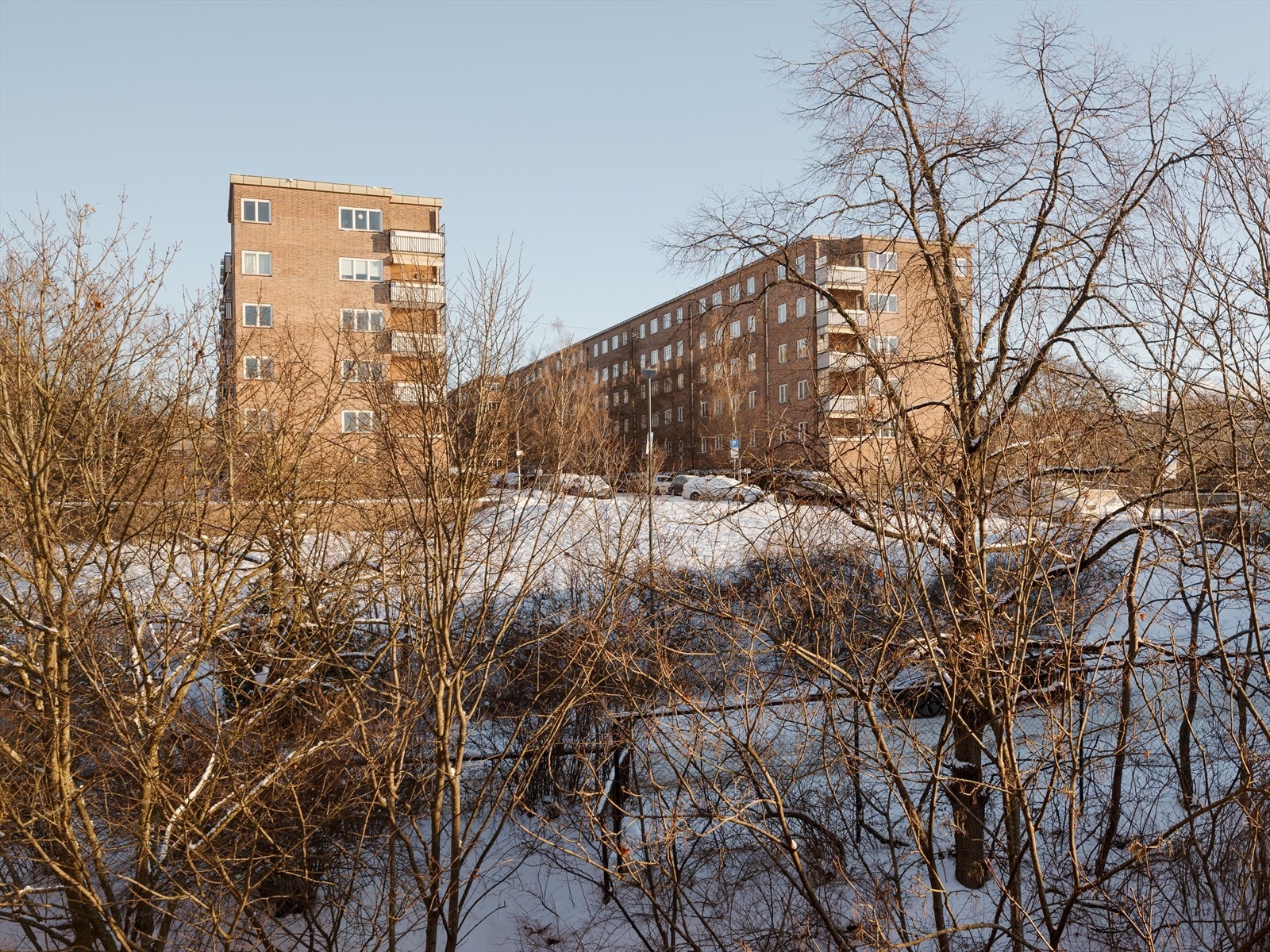 Utsyn fra soverom 1 mot usjenerte og rolige omgivelser. Galleribilde