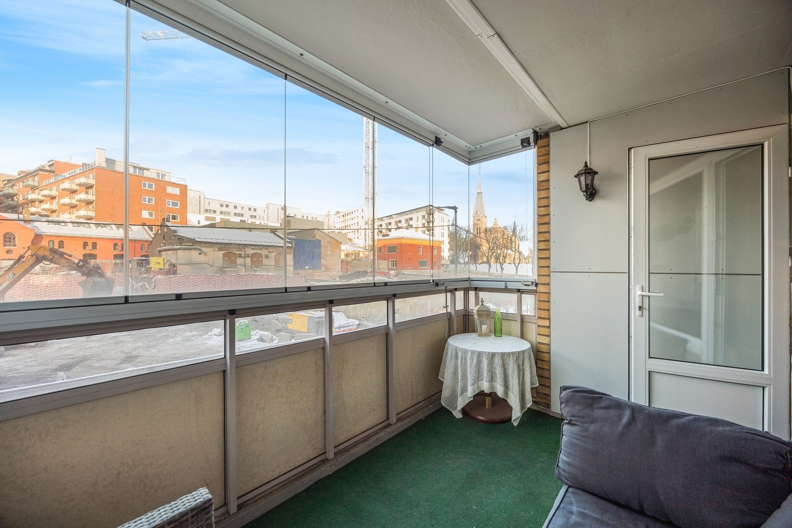 Dette er en 2-roms leilighet med sentral og attraktiv beliggenhet mellom Bislett og Majorstuen med nærhet til alt av butikker, offentlig kommunikasjon, fritidstilbud, dagligvare, kafèer og restauranter. Galleribilde