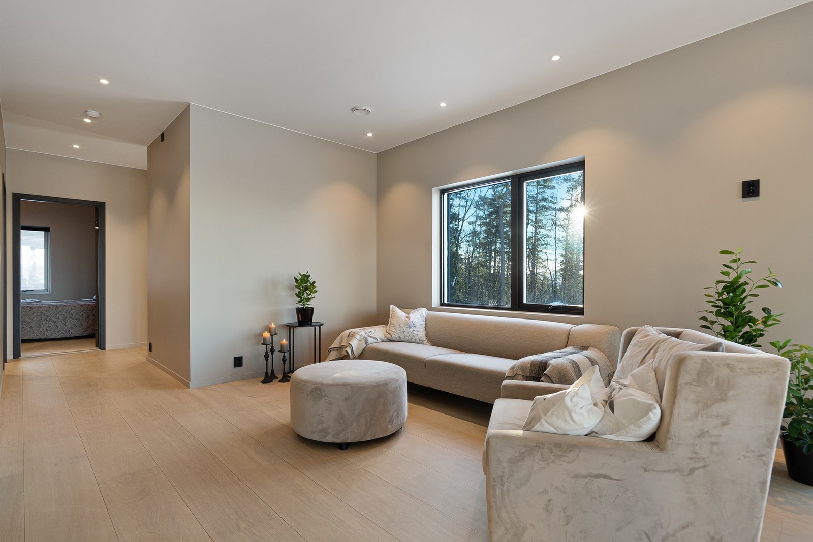 Meget romslig og flott stue med flere soner (alt. mulig å sette opp et tredje soverom her hvor denne sofagruppen står) Galleribilde