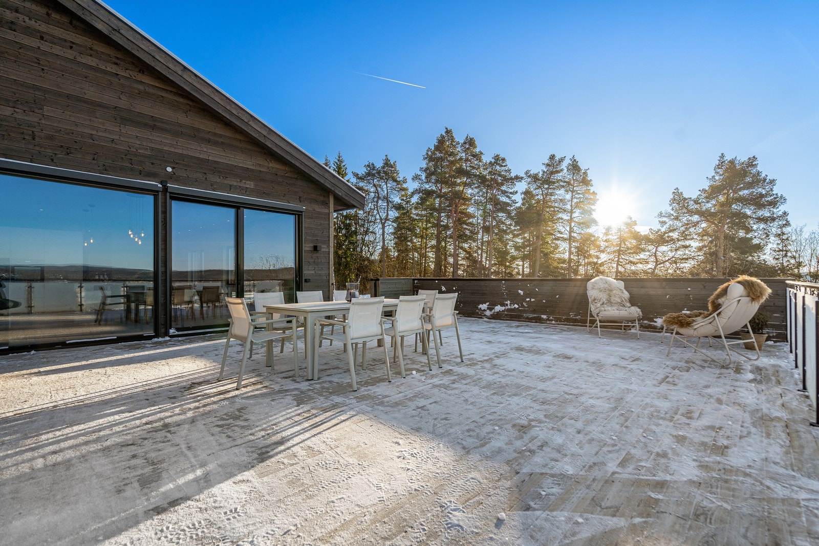 Meget romslig og solrik terrasse mot vest Galleribilde
