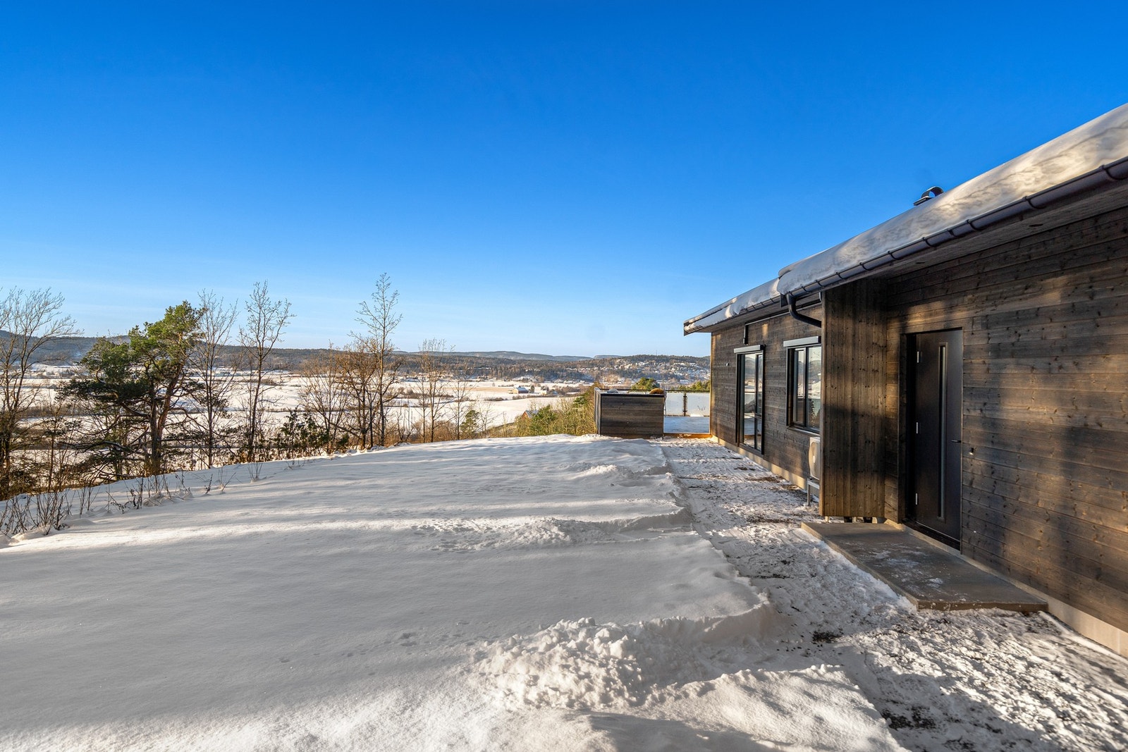 Romslig, tilnærmet flat hage med utsikt og sol fra morgen til kveld Galleribilde