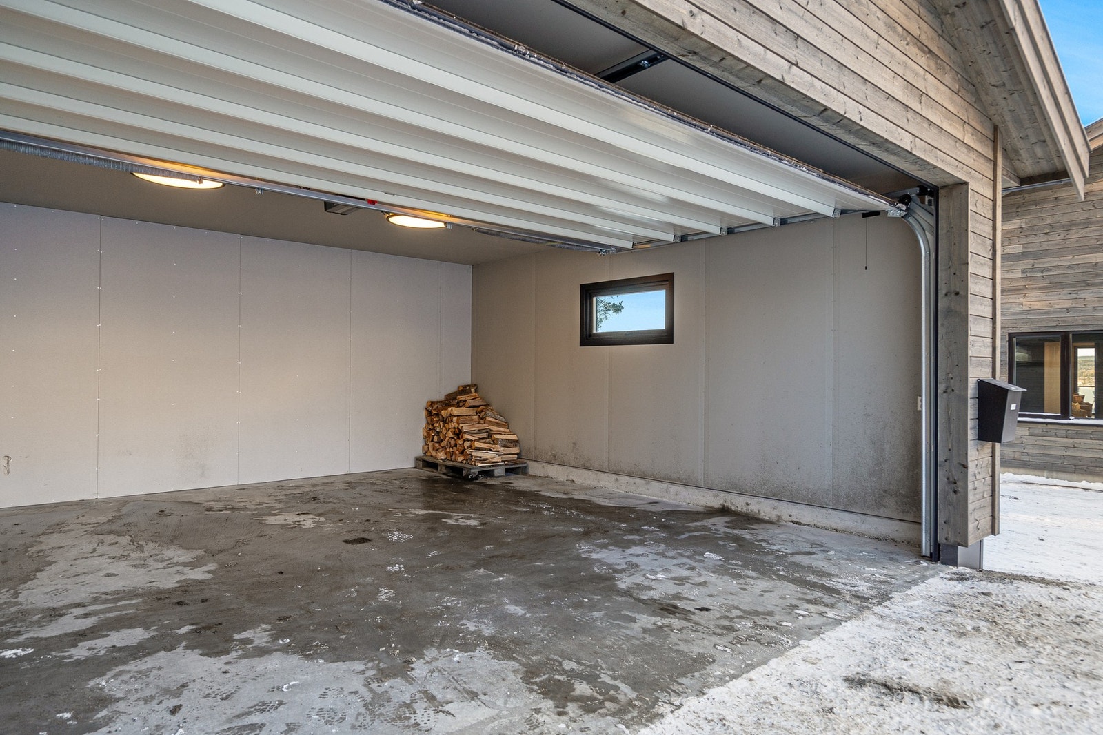 Egen plass til bil i garasjen Galleribilde