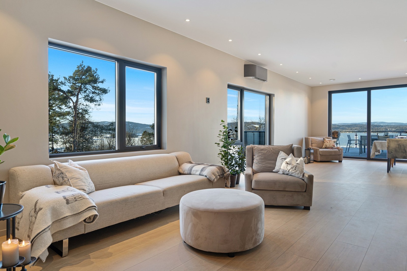 Meget romslig og flott stue med flere soner (alt. mulig å sette opp et tredje soverom her hvor denne sofagruppen står) Galleribilde