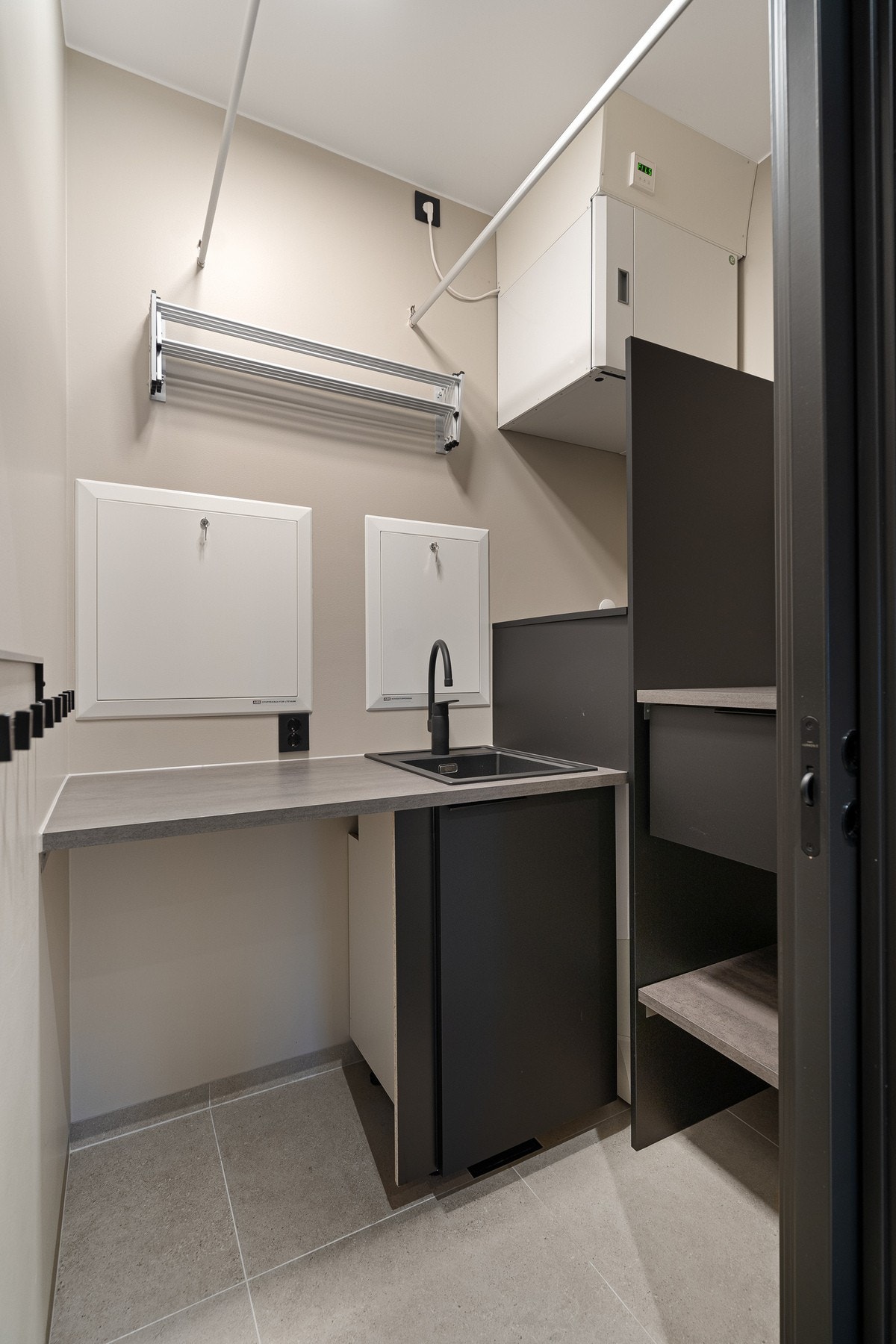 Eget, skjermet vaskerom med skyvedør til badet. Komplett med innredninger. Galleribilde