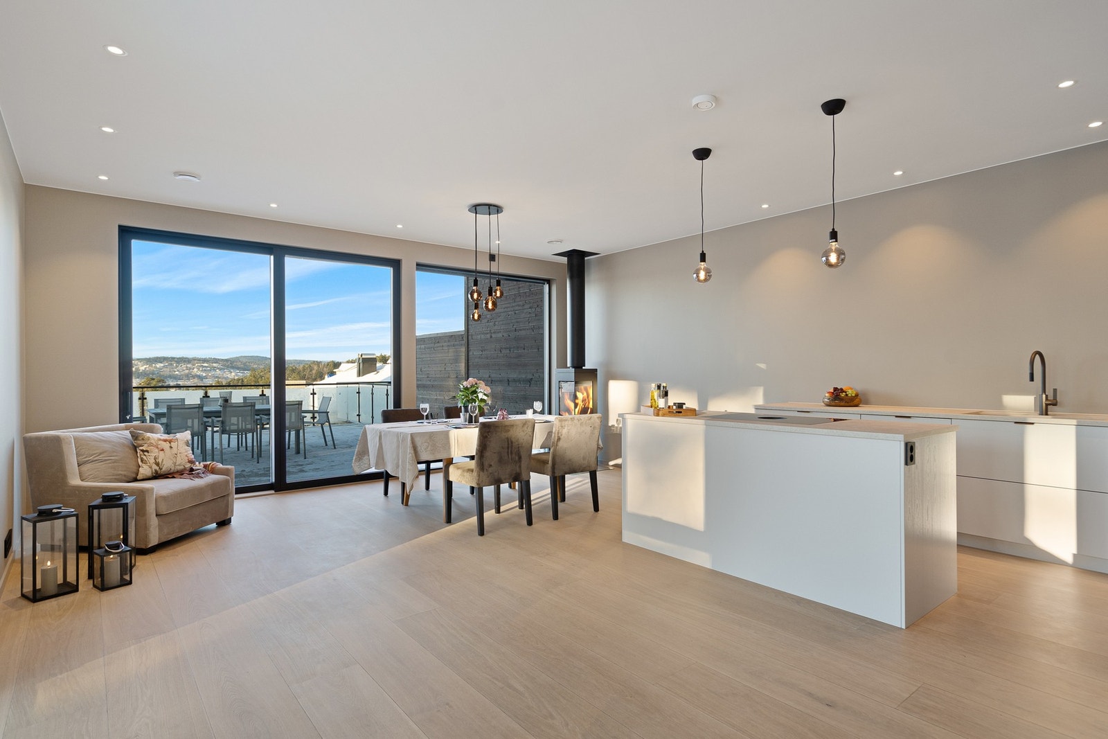 Det er montert varmepumpe samt peisovn i stua Galleribilde