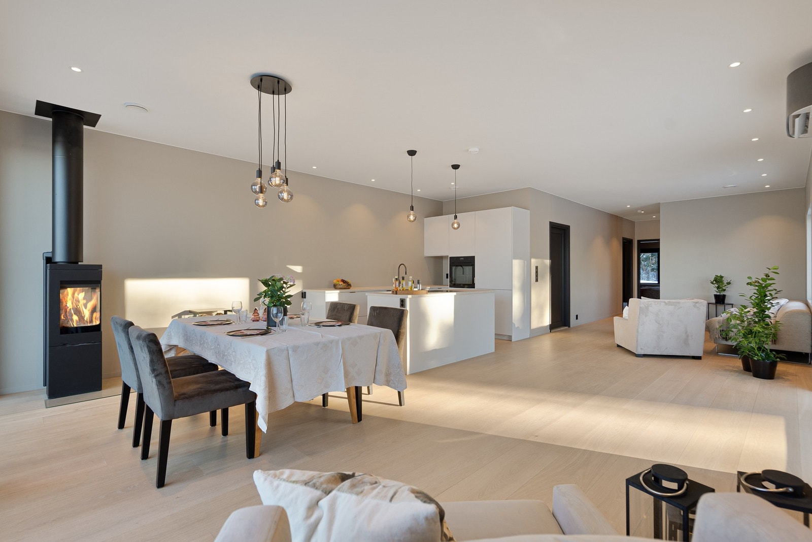 Stort, lyst og meget luftig oppholdsrom med 270 cm takhøyde som gir et ekstra godt inntrykk Galleribilde