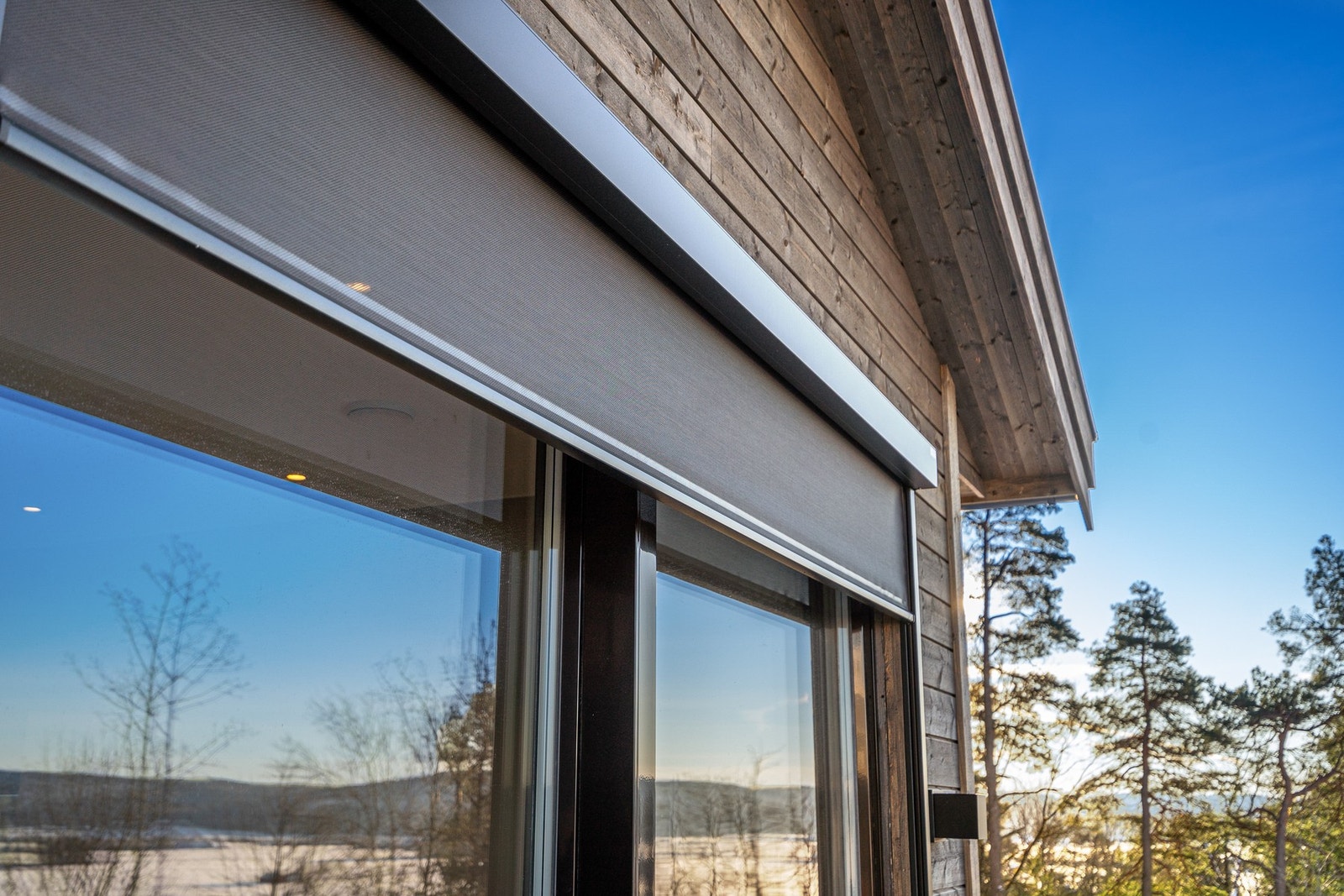 Det er valgt en del ekstra her; som nevnt er det montert utvendig solskjerming med screens. Galleribilde