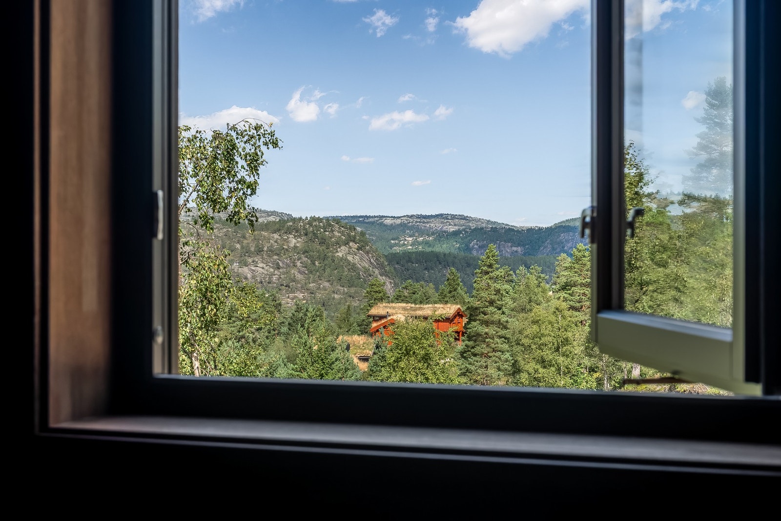 Flott utsikt mot vakker natur og fjellområder fra vinduet. Galleribilde