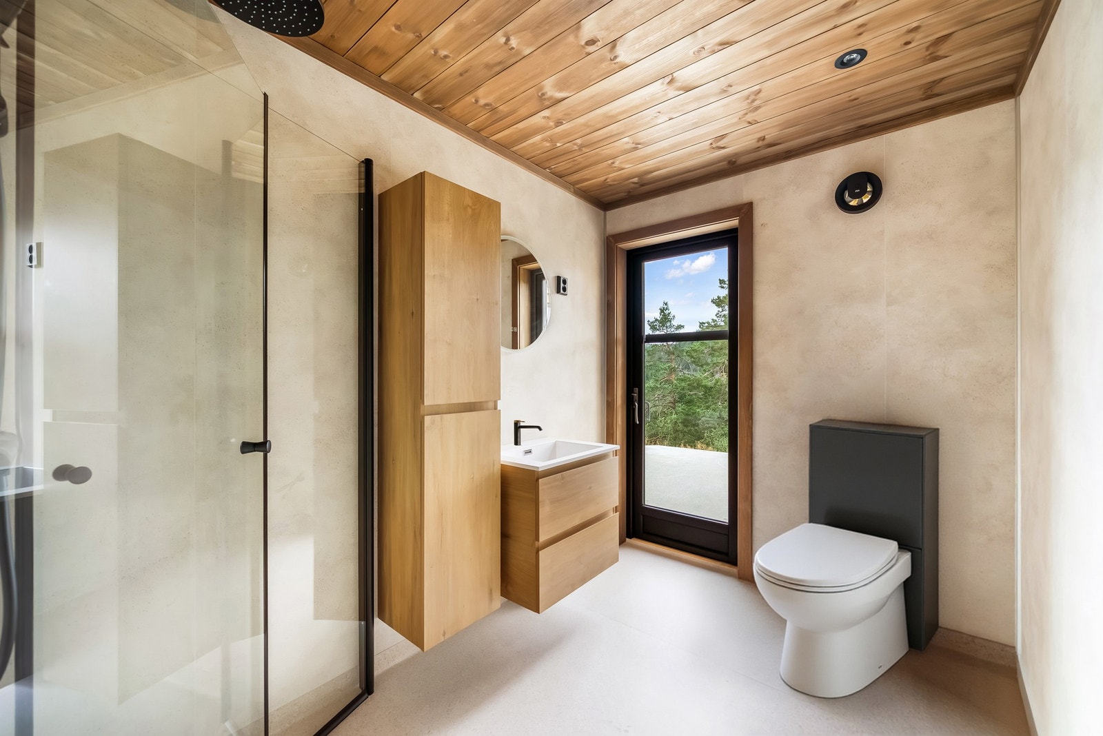 Lekkert bad med moderne innredning og god plass. Store vindusflater gir flott utsyn og naturlig lys. Galleribilde