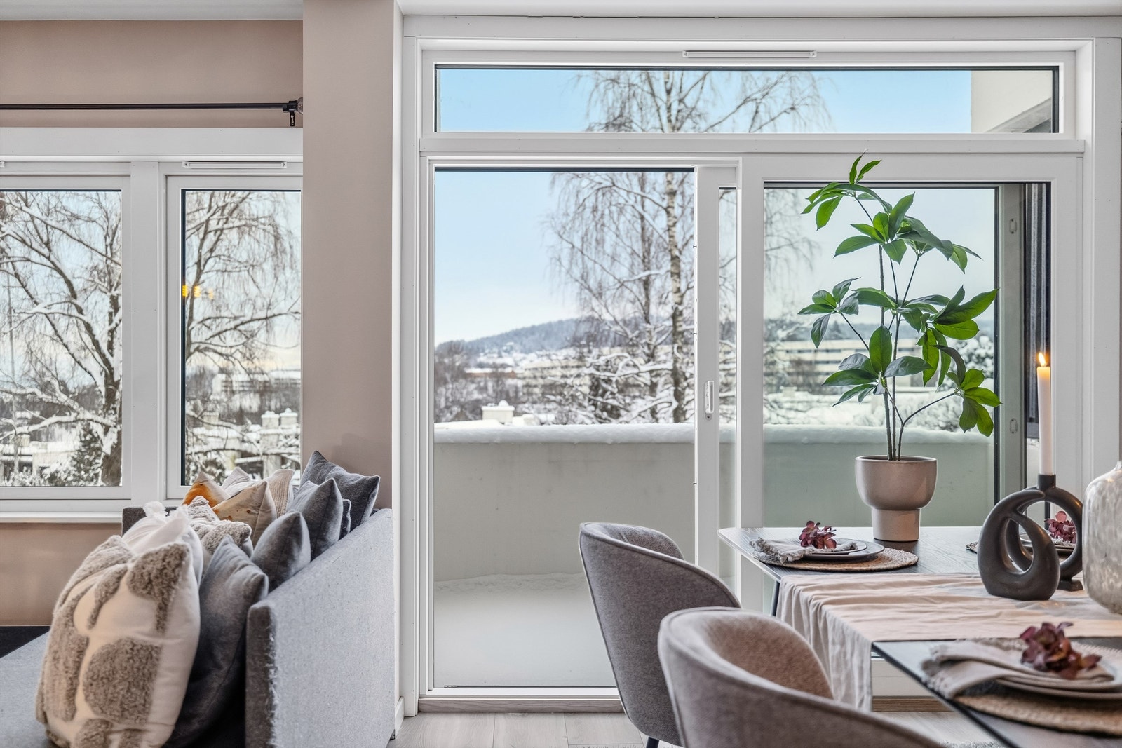 En ny heve-skyvedør fra 2024 med tre-lags glass åpner opp mot balkongen. Galleribilde