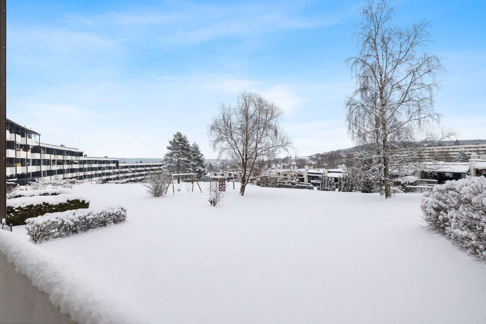 Fellesområdene er opparbeidet med grøntarealer og lekeapparater. Galleribilde