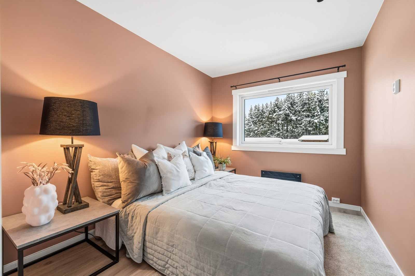 Soverommet har plass til dobbeltseng og har overflater som ble oppgradert i 2020. Galleribilde