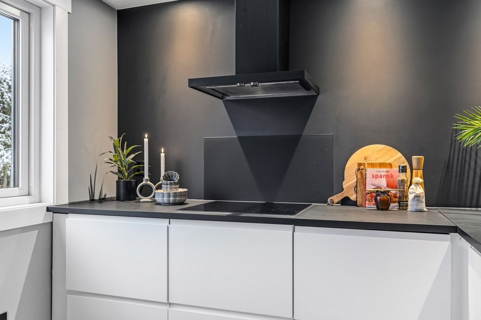 Kjøkkenet er utstyrt med induksjonstopp og en kjøkkenventilator med kullfilter. Galleribilde