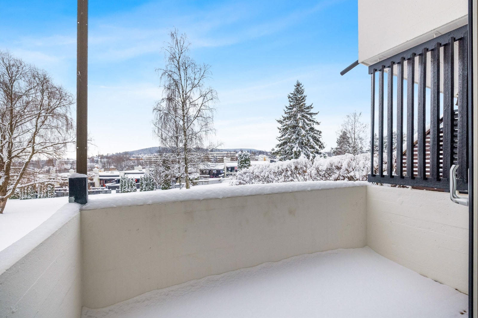 Balkongen på 4 m² har gode solforhold Galleribilde