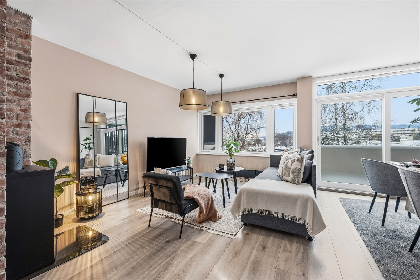 Leiligheten ligger i en høy førsteetasje, som gir en god romfølelse og utsyn. Galleribilde