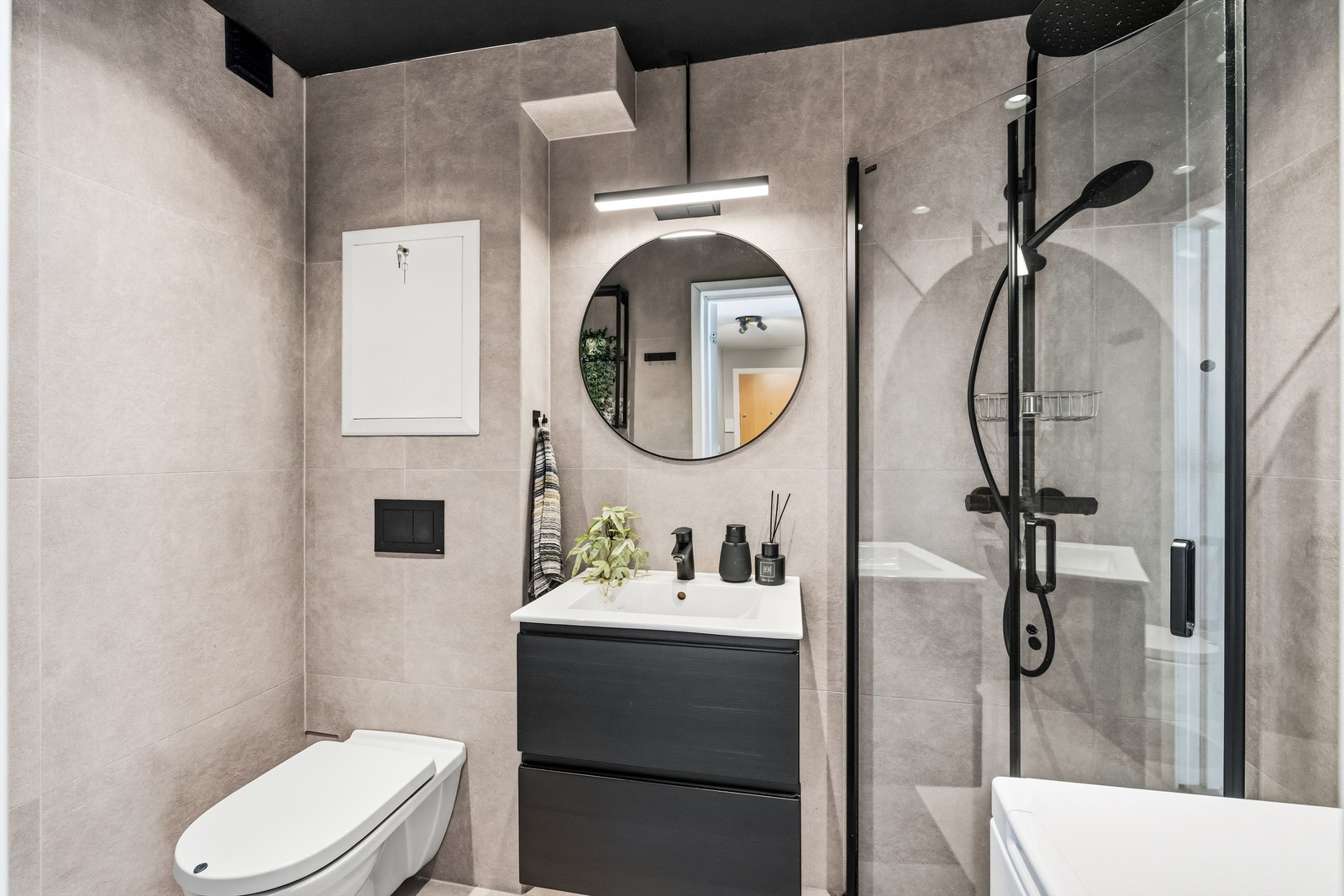 Badet ble pusset opp i 2020 og har flislagte overflater og behagelig gulvvarme. Galleribilde