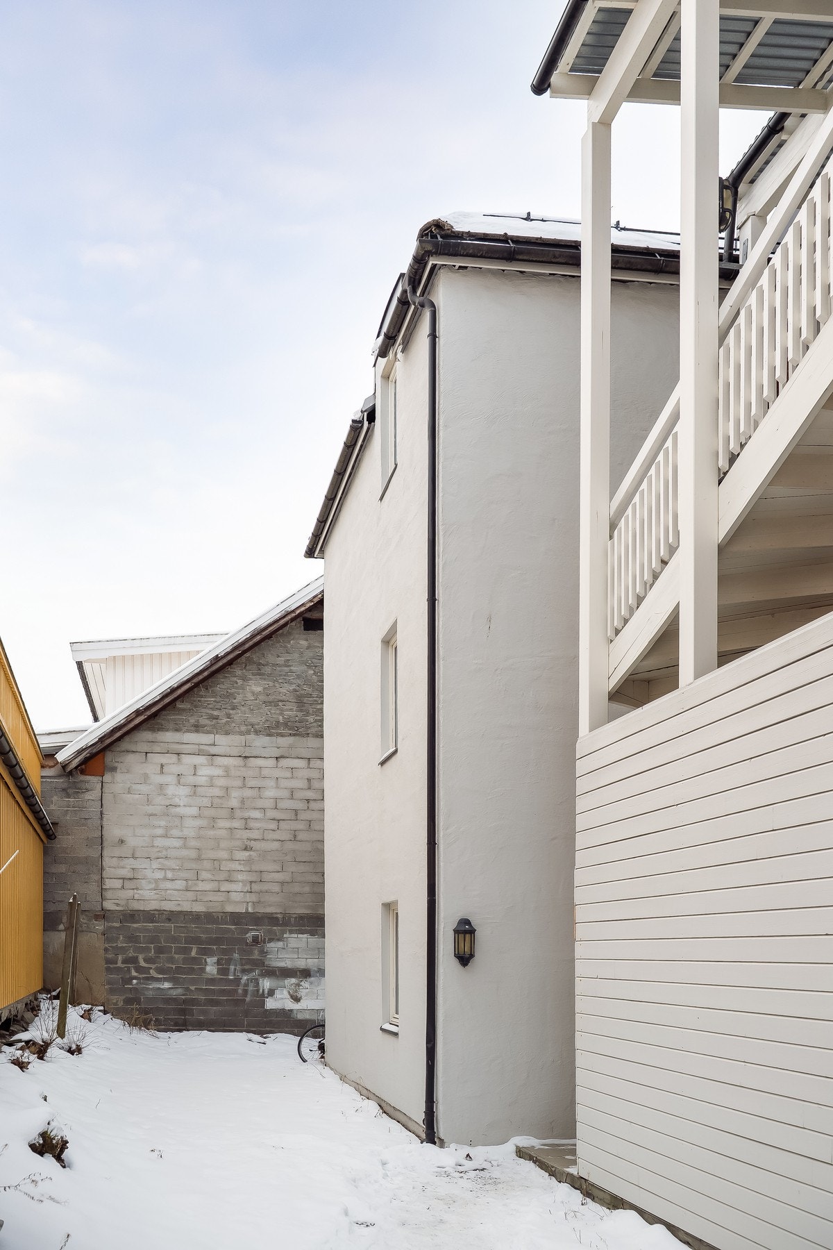 Bakgården. Galleribilde