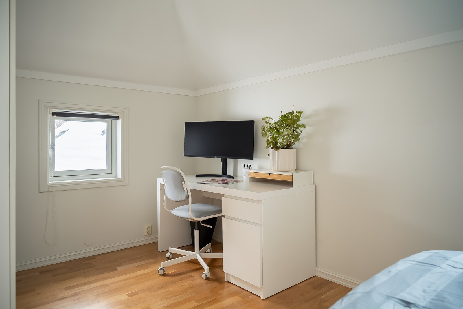 Kontorhjørnet med naturlig lysinnslipp. Galleribilde