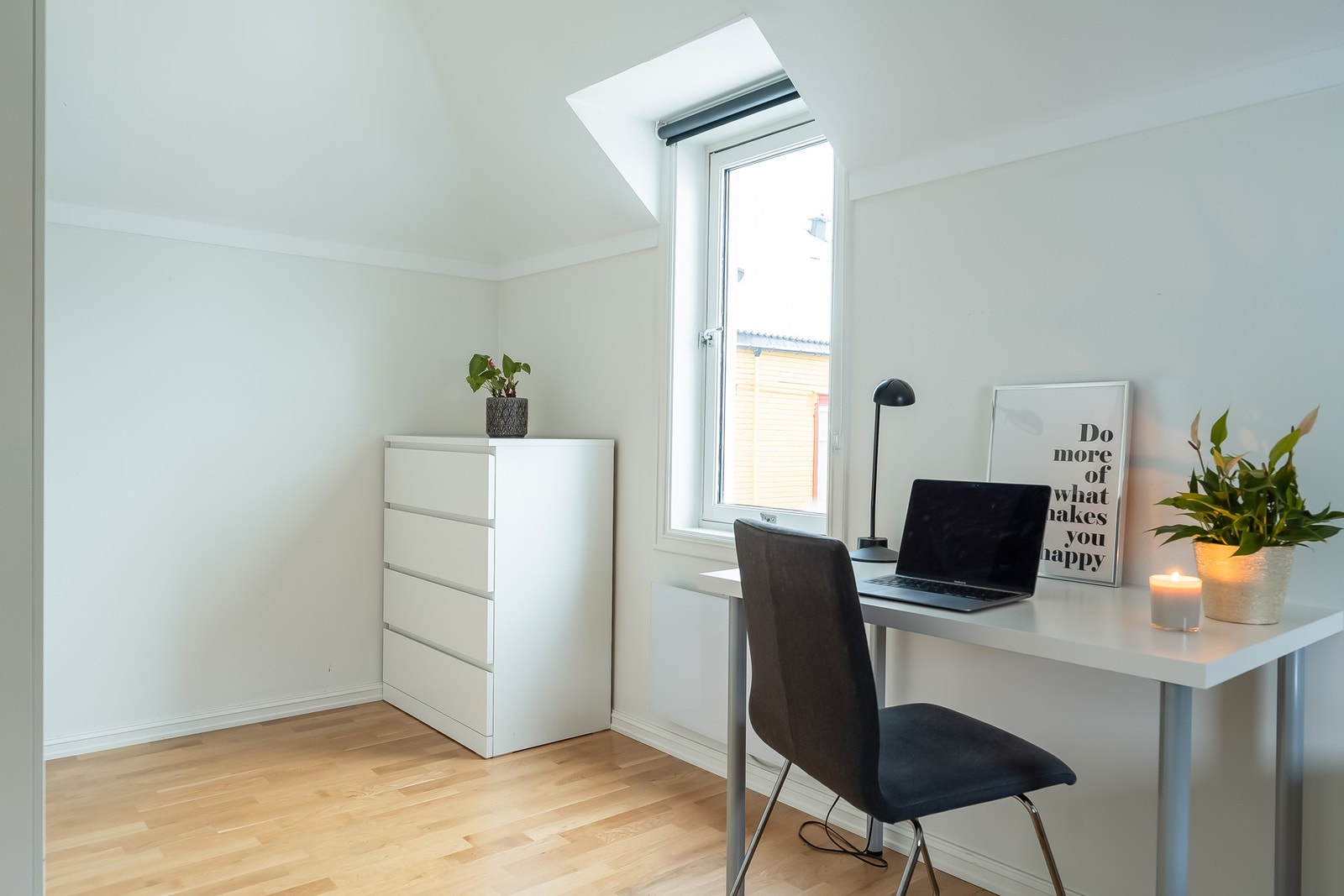 Lyst og romslig rom med gode innrednings muligheter. Galleribilde