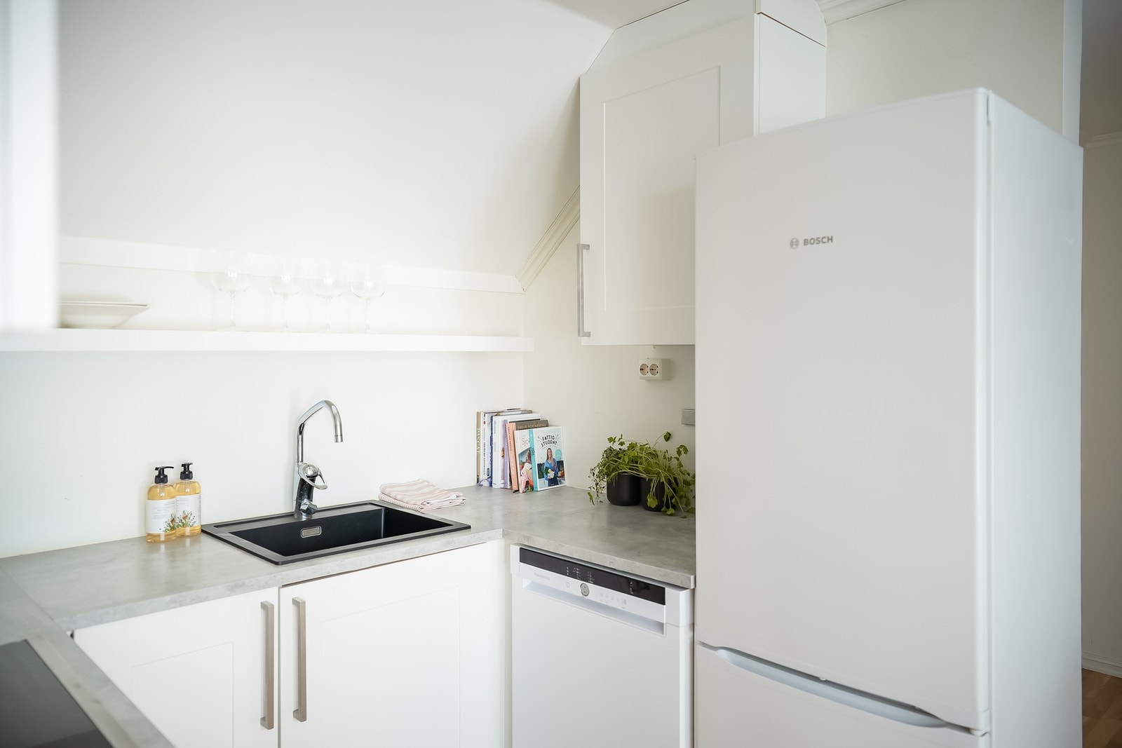 Kjøkkenet har integrert oppvaskmaskin og stekeovn. Galleribilde