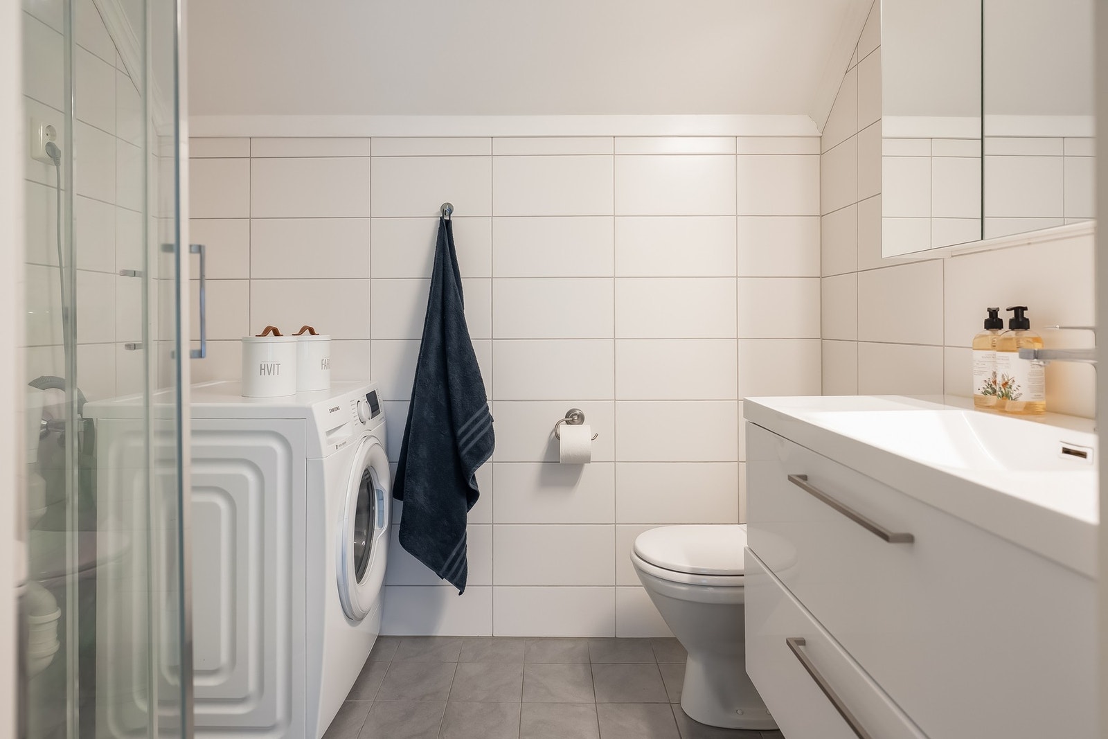 Badet har fliser på både gulv og vegger. Galleribilde