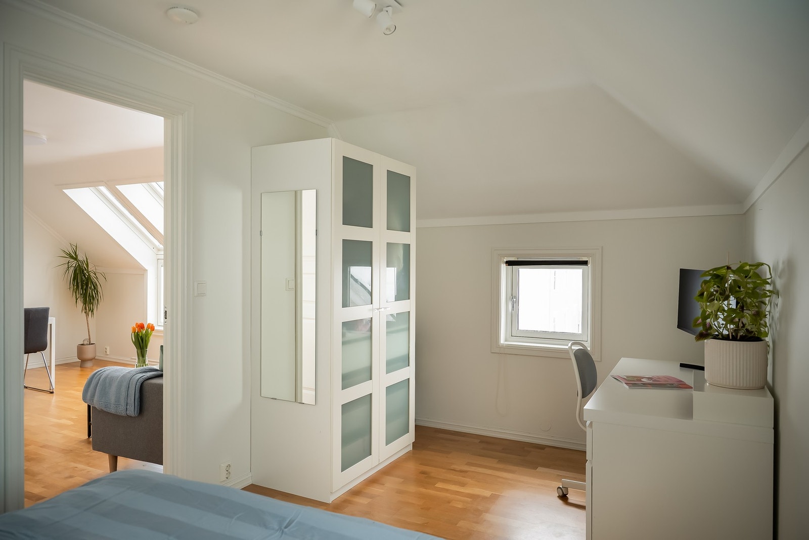 Soverommet har god plass til både klesskap og skrivepult. Galleribilde