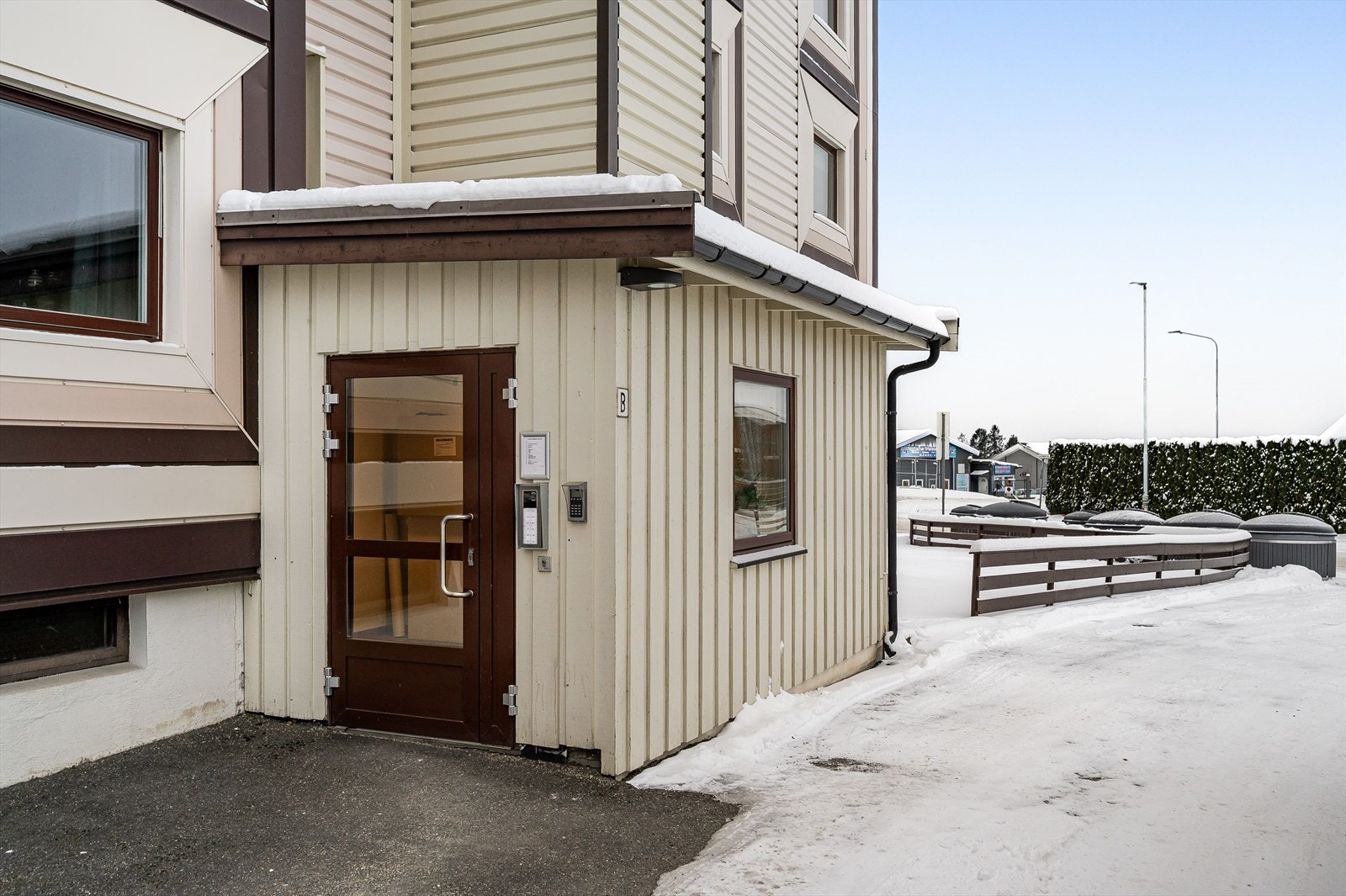 Inngang til leiligheten via felles inngangsparti med callinganlegg og heis. Galleribilde