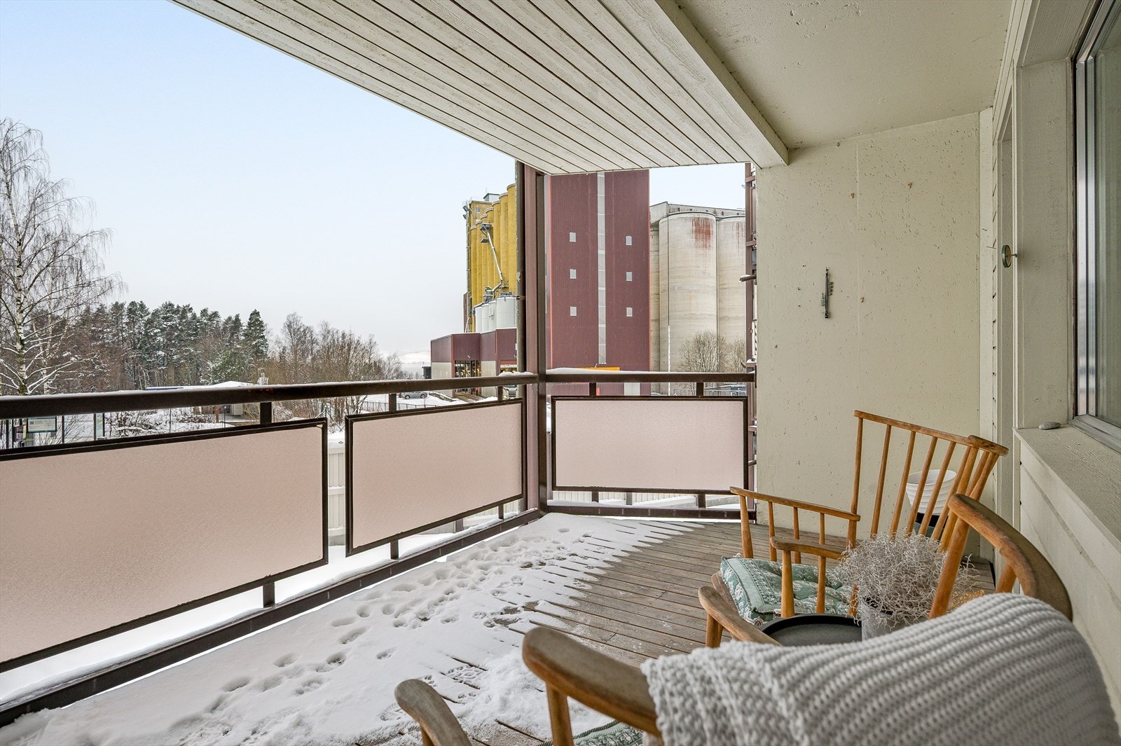 Balkongen er romslig og har god plass til sittegruppe. Galleribilde
