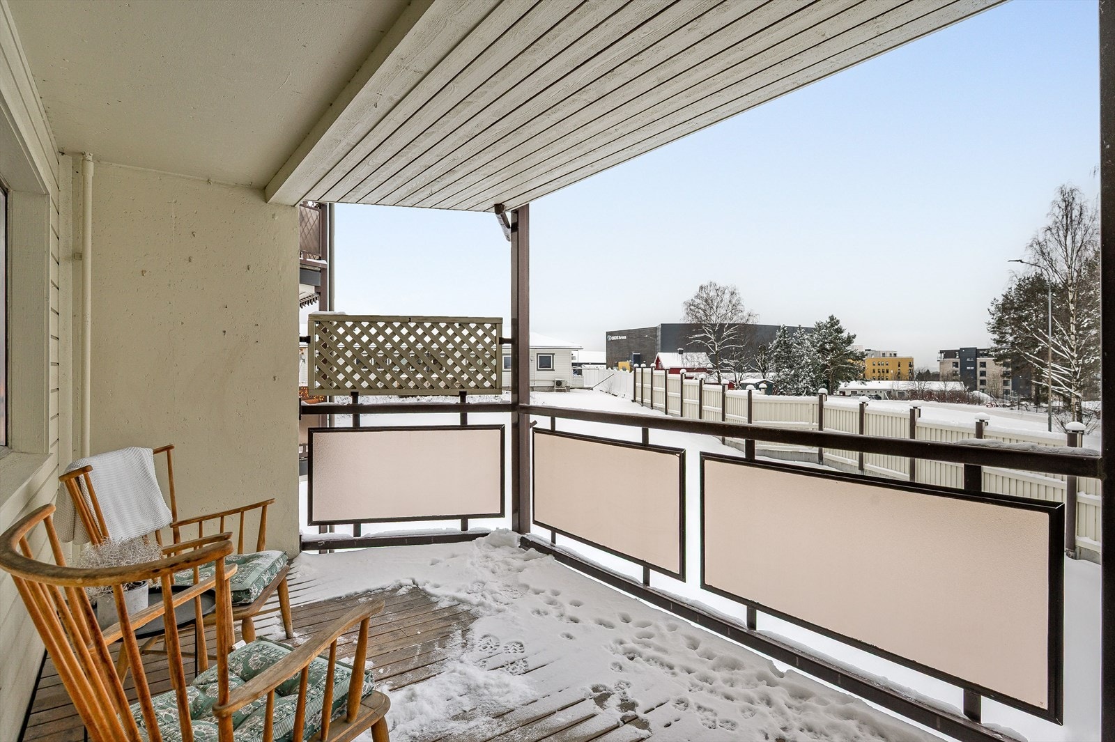 Balkongen er overbygget og har tregulv. Galleribilde