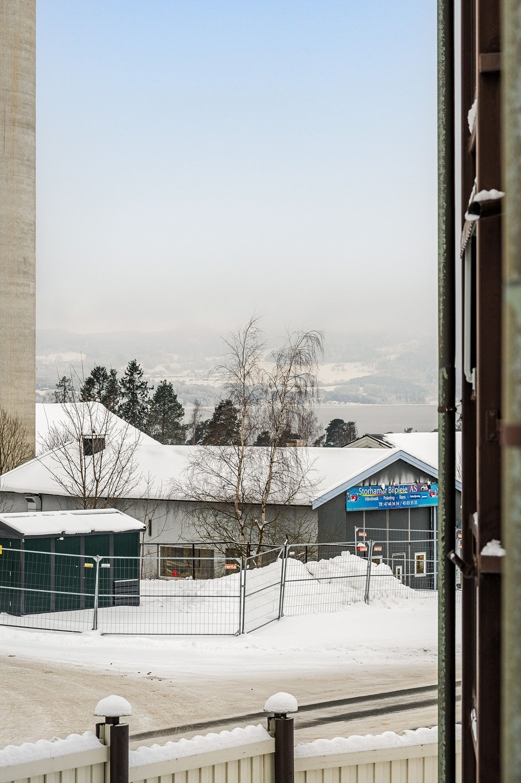 Fra leiligheten er det noe utsikt mot Mjøsa og det flotte området rundt. Galleribilde