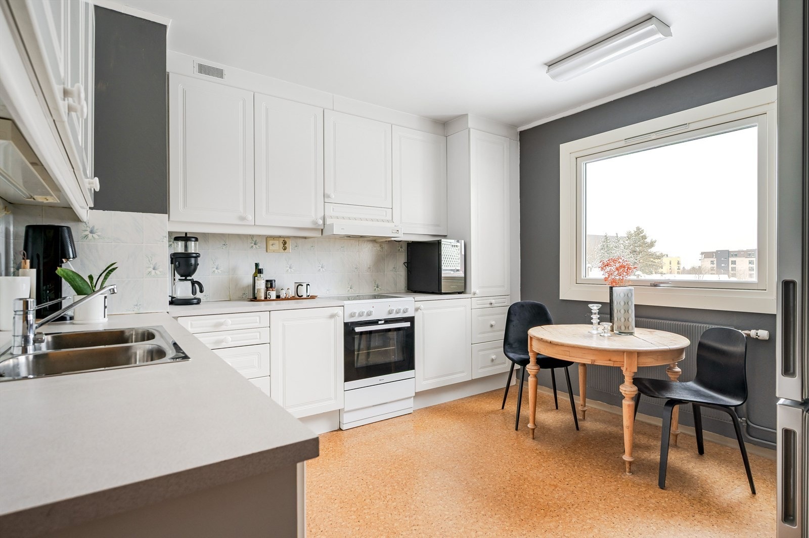 Kjøkkenet varmes opp med radiator tilkoblet fjernvarme, som resten av leiligheten. Galleribilde