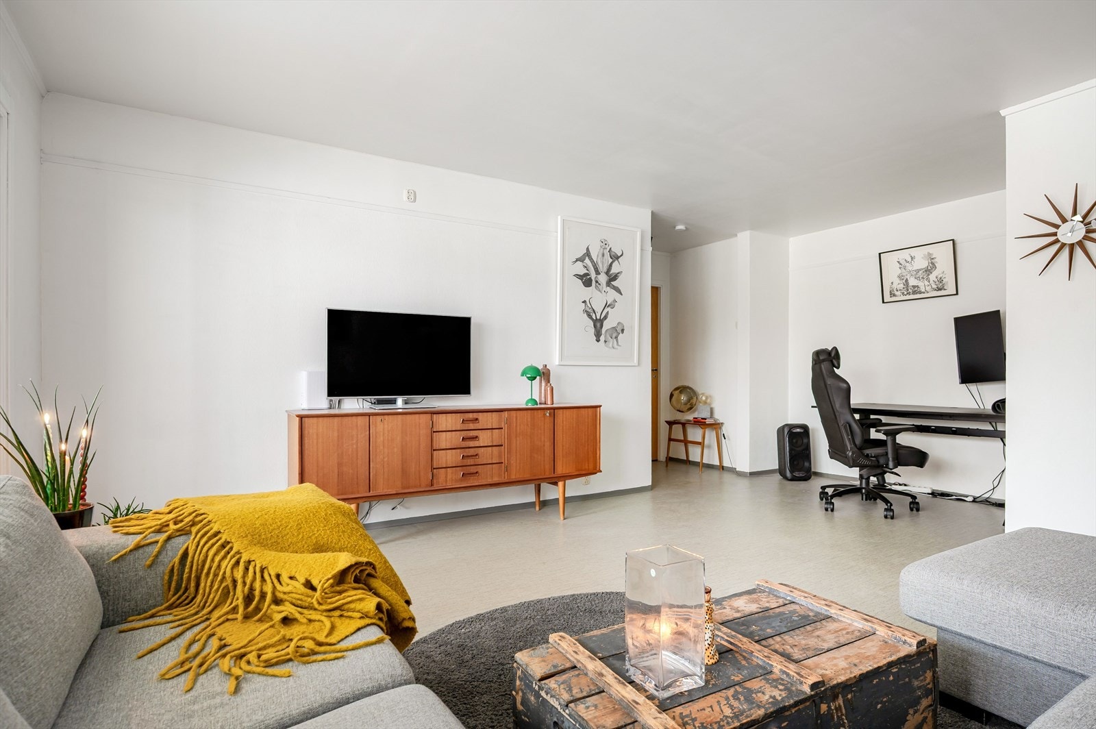 Leiligheten har et stort og sosialt oppholdsrom med god plass til sofagruppe og tv-bord. Galleribilde