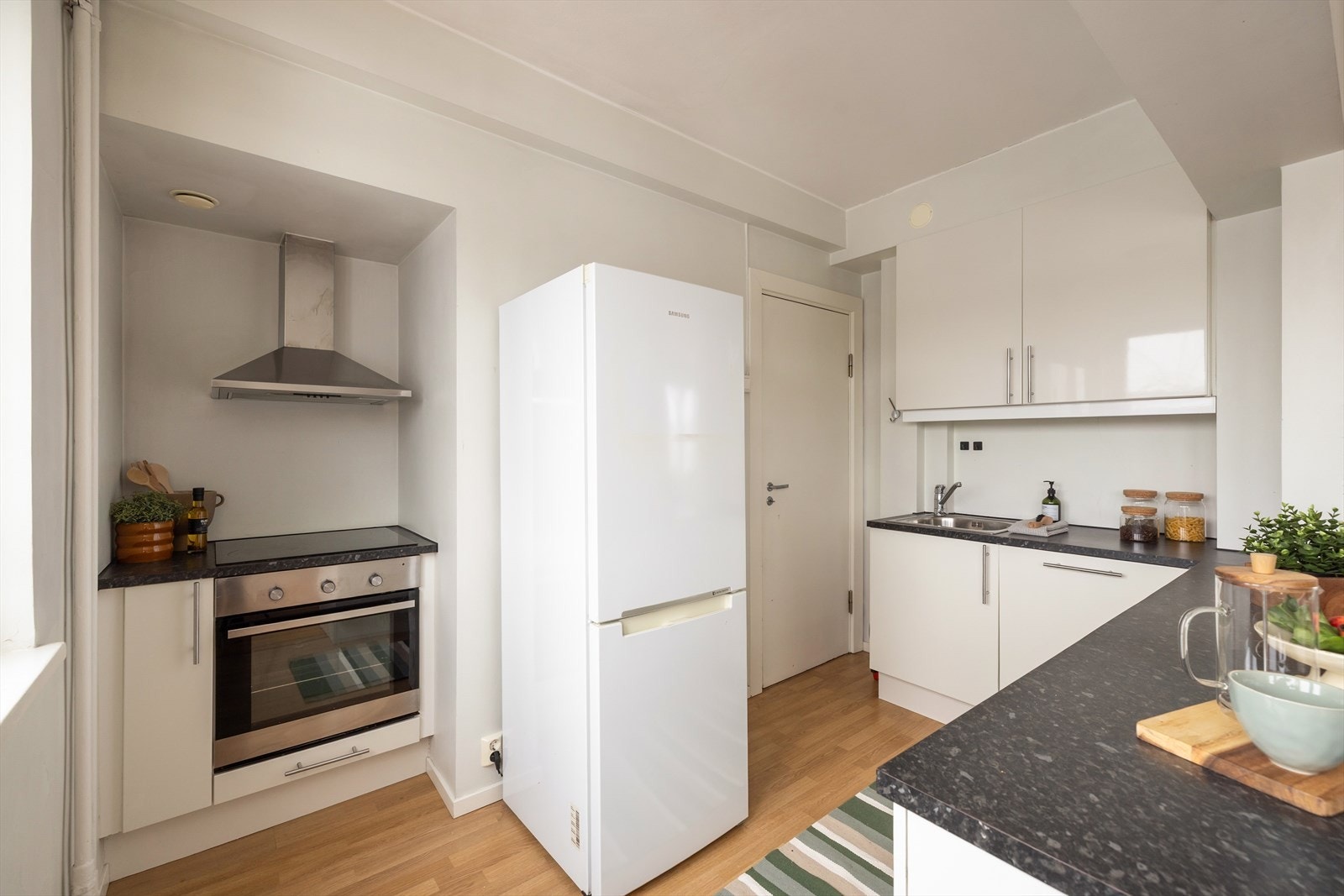 Kjøkkenet er utstyrt med oppvaskmaskin, platetopp og stekeovn. Galleribilde