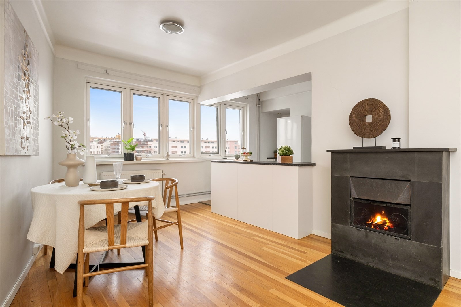 Varmtvann, fyring og TV/internett er inkludert i felleskostnadene. Galleribilde