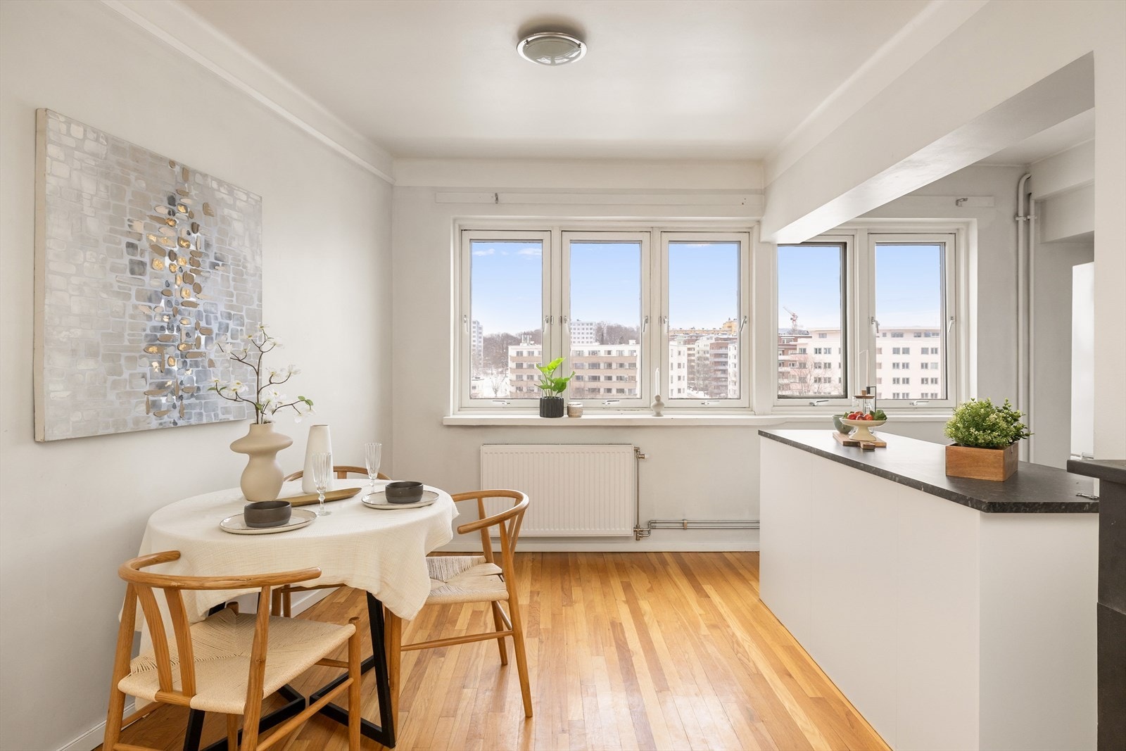 Store vindusflater som gir en luftig romfølelse og gode lysforhold. Galleribilde