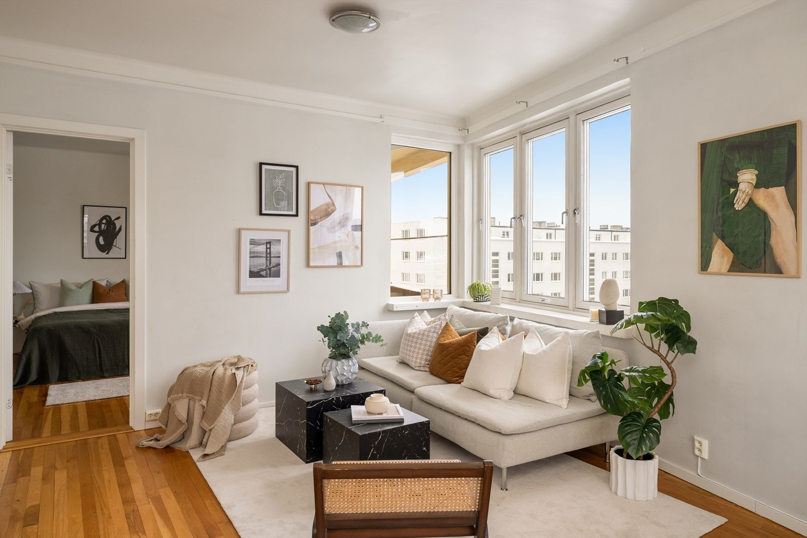 Romslig oppholdsrom med plass til spisestue og sofa. Galleribilde