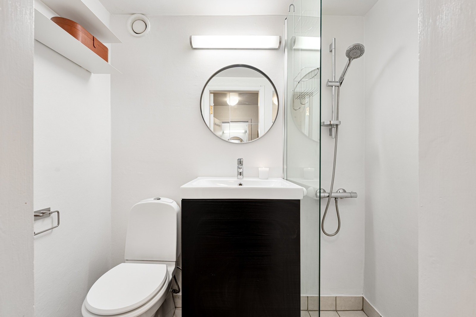 Praktisk baderom med plass til alt det nødvendige. Galleribilde