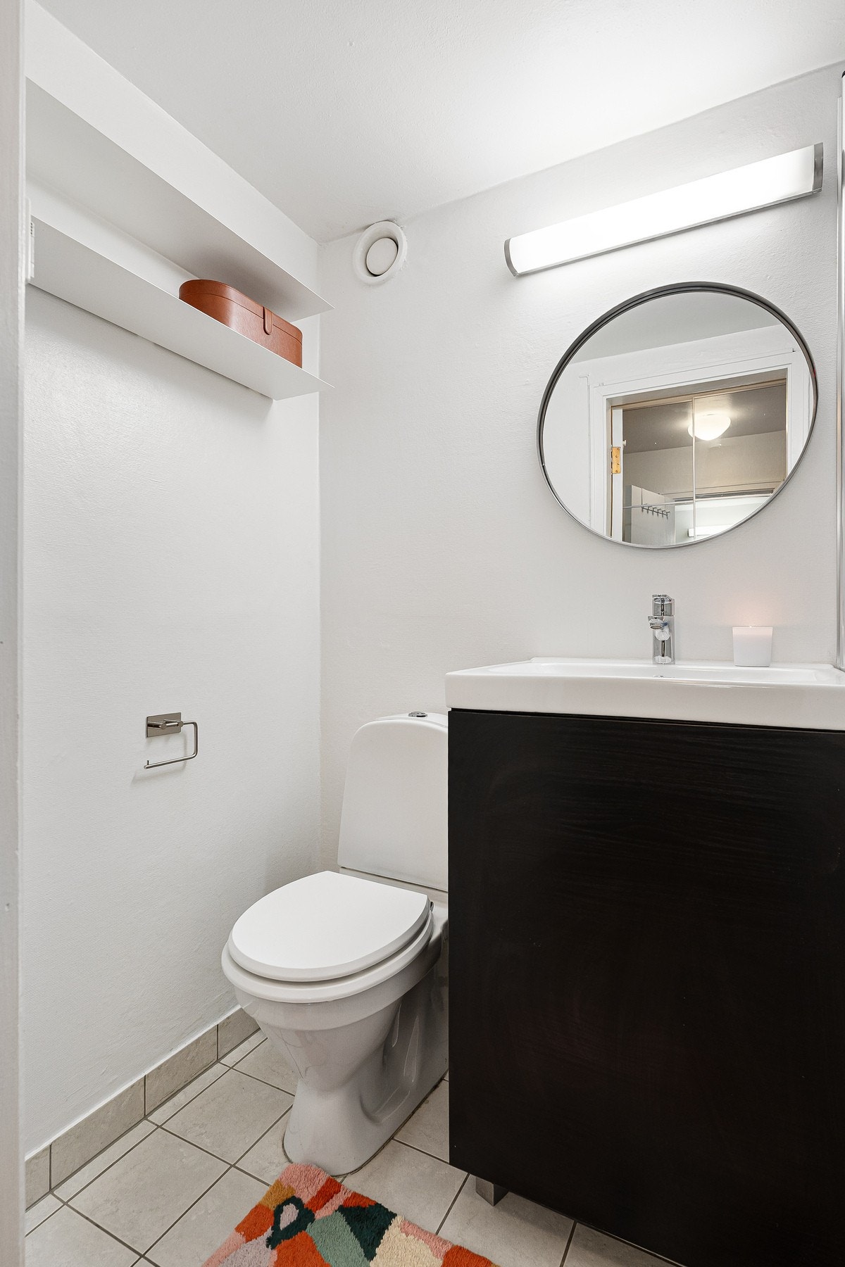 Badet har flislagt gulv med behagelig gulvvarme. Galleribilde