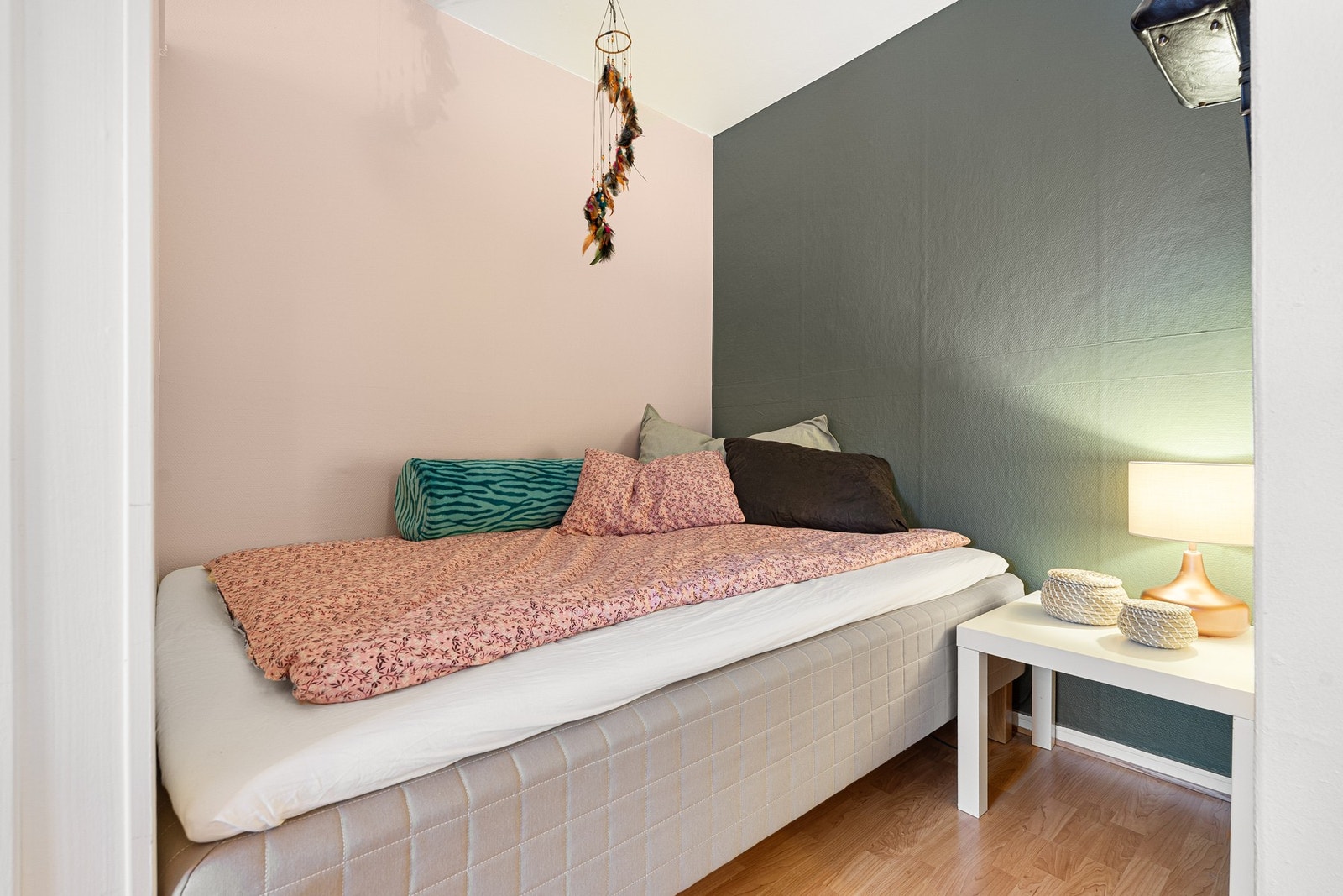 Lekker sovealkove med romdeler som skaper en tydelig adskillelse mellom stue og soverom. Galleribilde