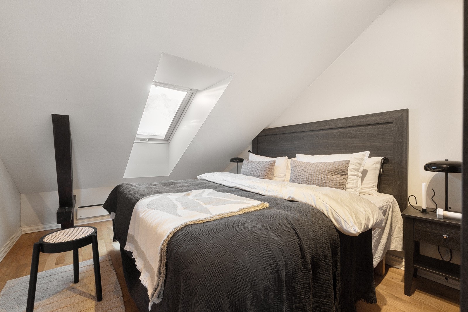 Hovedsoverommet har god plass til dobbeltseng med nattbord på hver side. Galleribilde